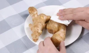Ngâm Gừng Trong Nước Muối Loãng