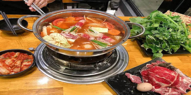 Lẩu Bò Tươi Tận hưởng nước chấm đặc trưng